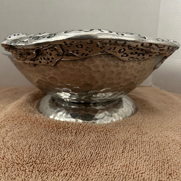 Arthur Court Retired 2000 Large Hammered Aluminum Footed Leopard Bowl - Picture 4 of 9